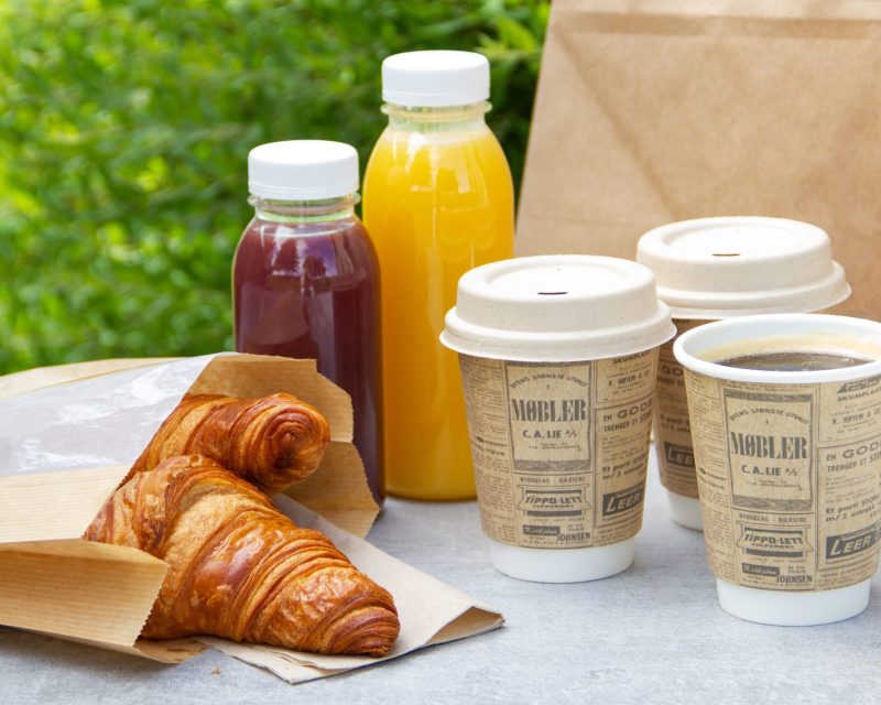 Juiceflasker_kaffebegre_pose_og_croissanter_2 (1)-min